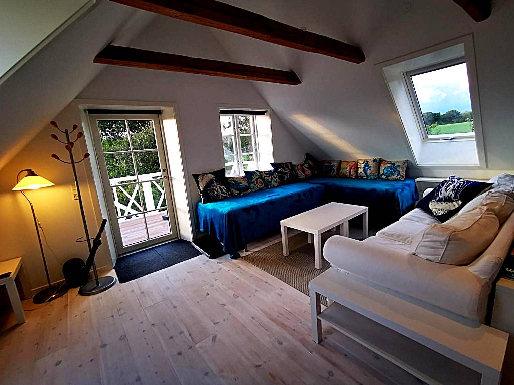 The 'Loft' Apartment- Den Gule Svane Guest House - near Rønne & Beach (Rønne) 