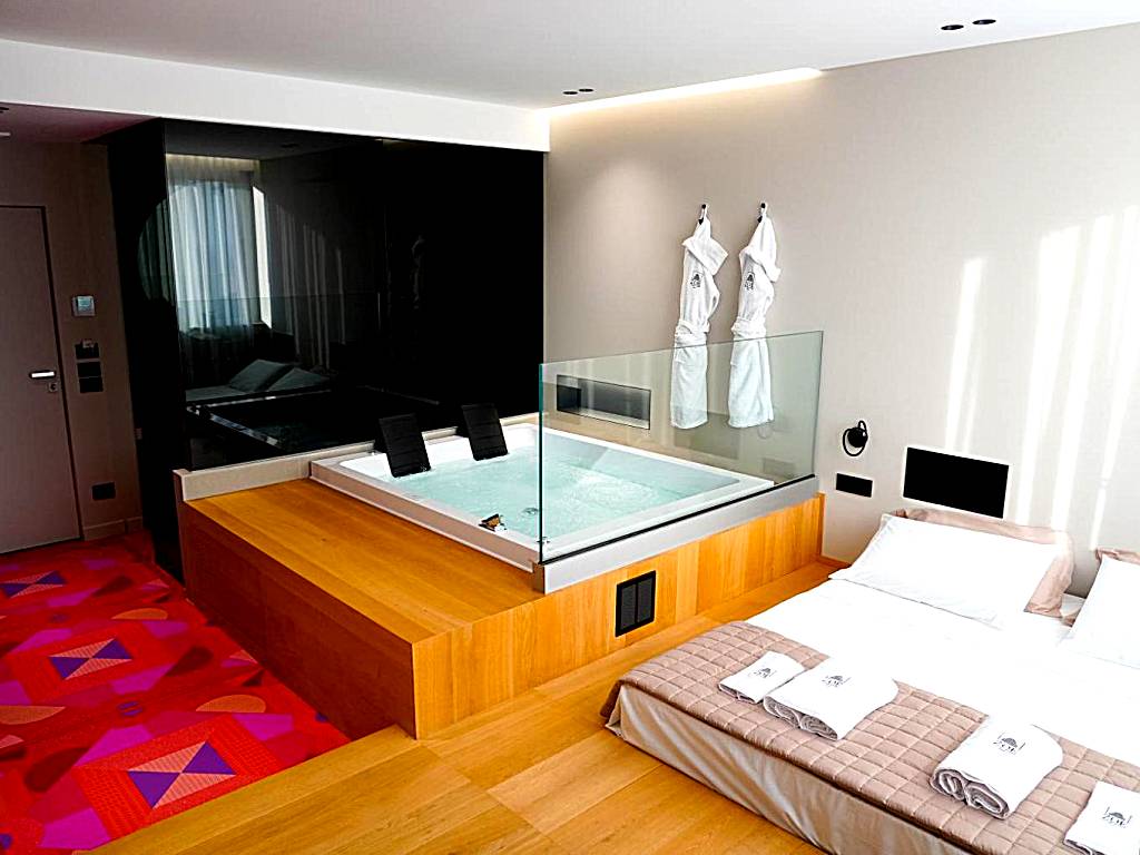 ZOE LUXURY SUITES