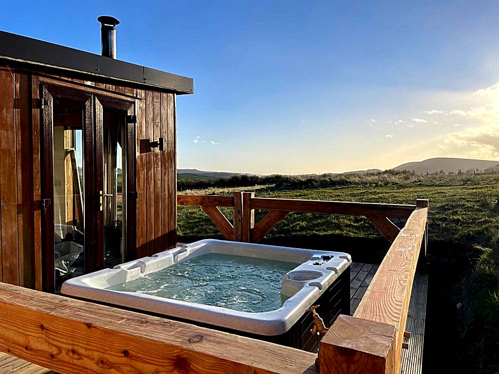 Luxury Lodge with hot tub