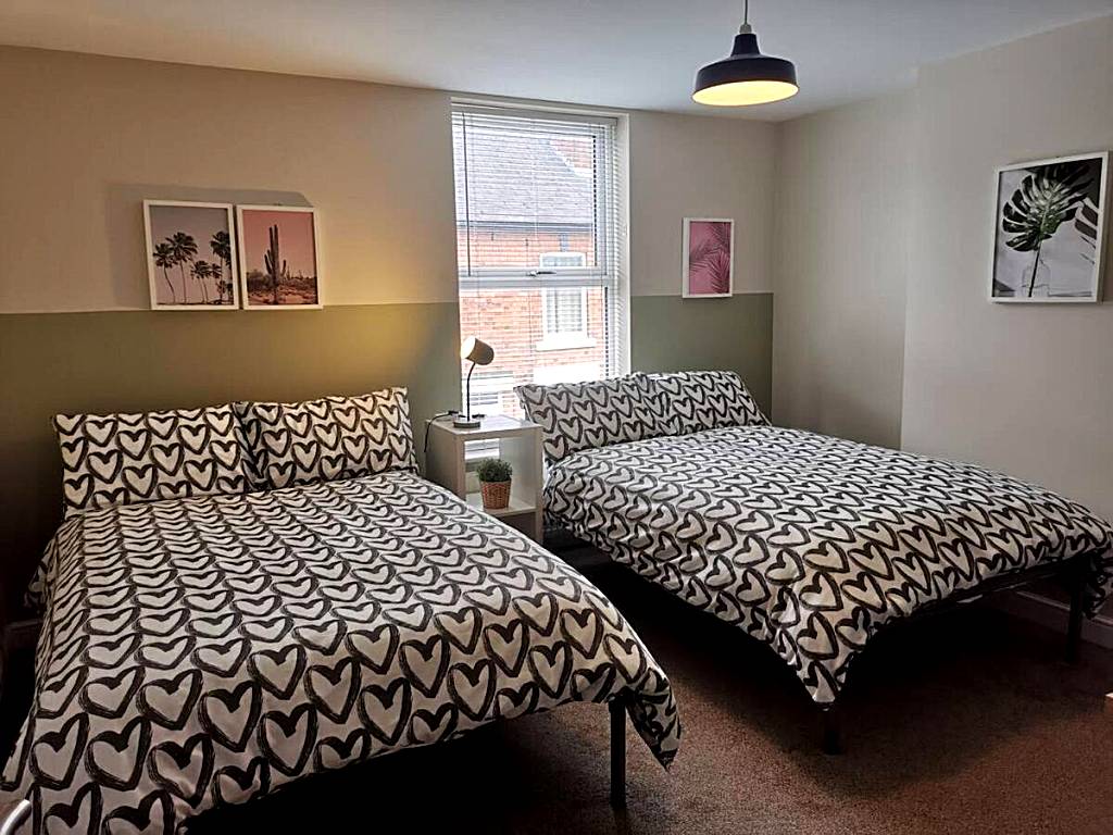 Derby Pride Park 3 bedrooms 5 beds CONTRACTORS family GROUP STAY- FREE PARKING