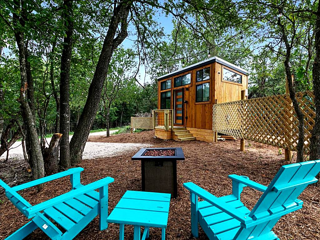 New Chic and Peaceful Tiny Home with FirePit