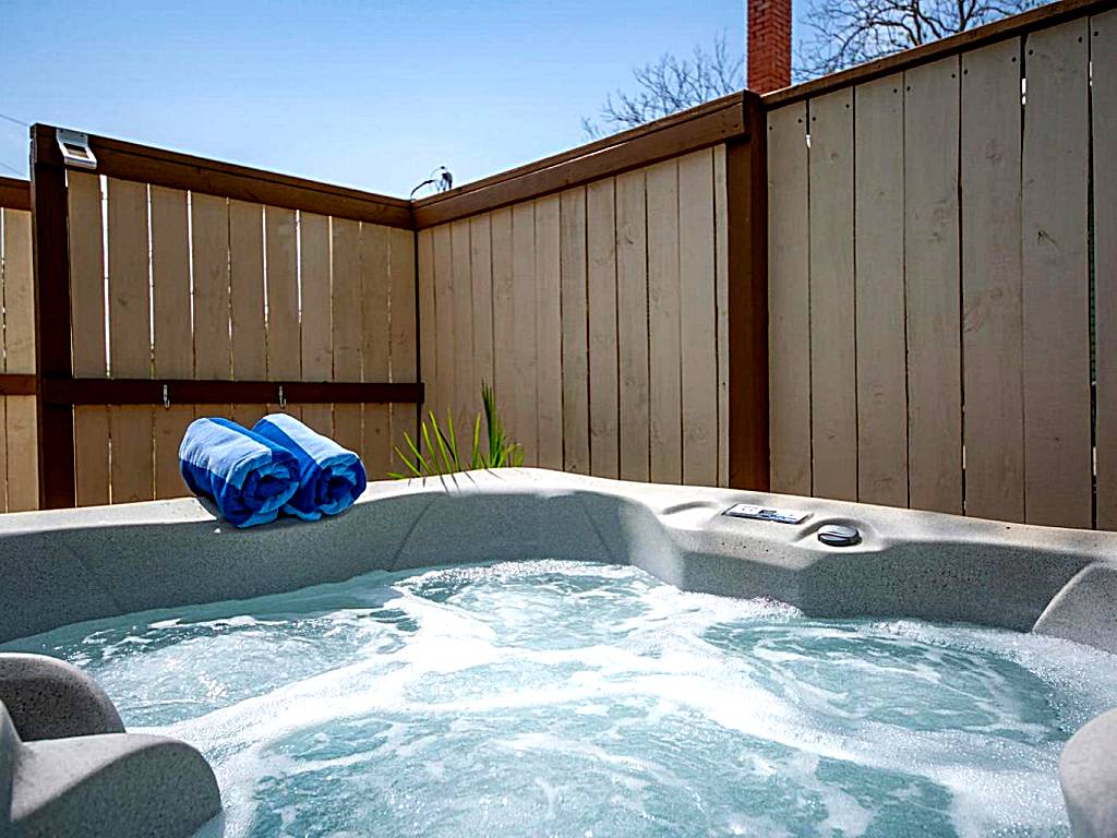 The Downtown Studio 1 private hot tub