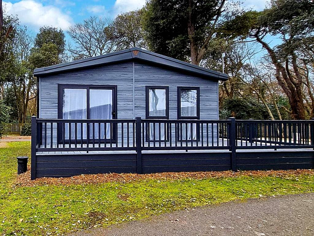 Stunning Lodge With Large Decking At Azure Seas In Suffolk Ref 32109og
