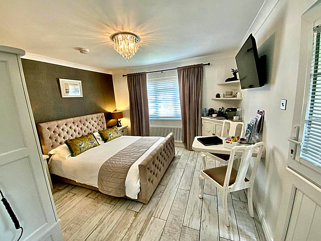 THE KNIGHTWOOD OAK a Luxury King Size En-Suite Space - LYMINGTON NEW FOREST with Totally Private Entrance - Key Box entry - Free Parking and Private Outdoor Seating Area