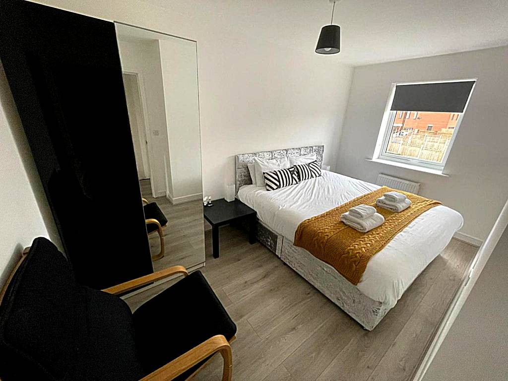 Modern Room With Huge Bed - Walk to City Centre!