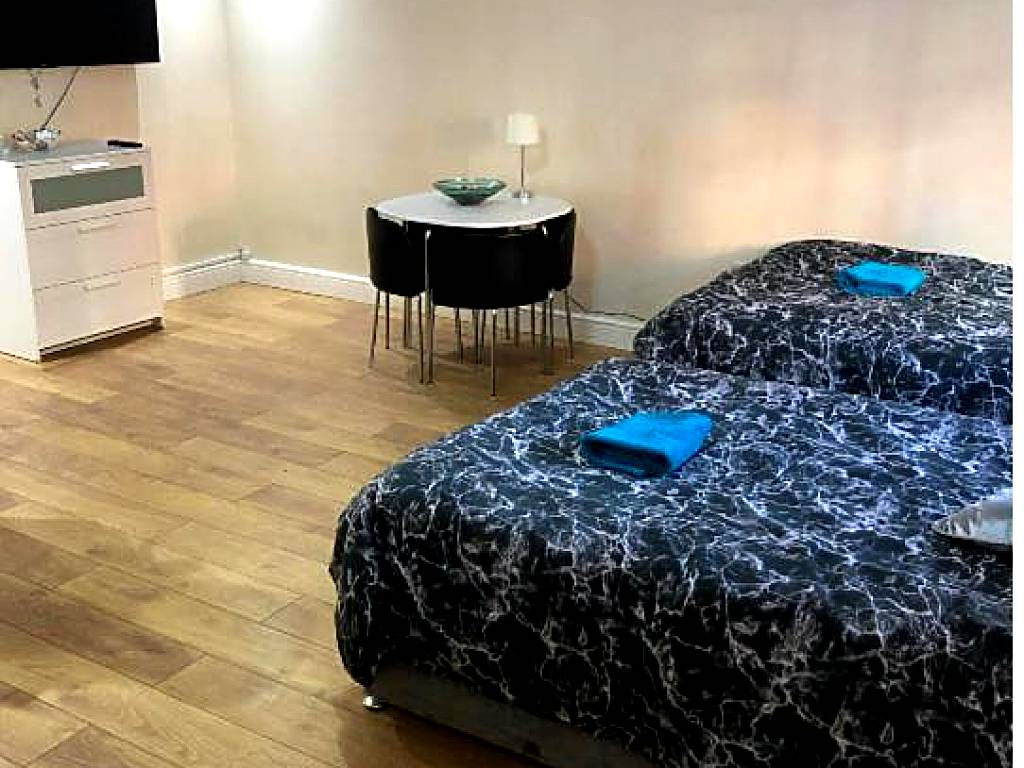 BIG ROOM rusholme WITH TV AND PRIVATE BATHROOM-parking&wifi