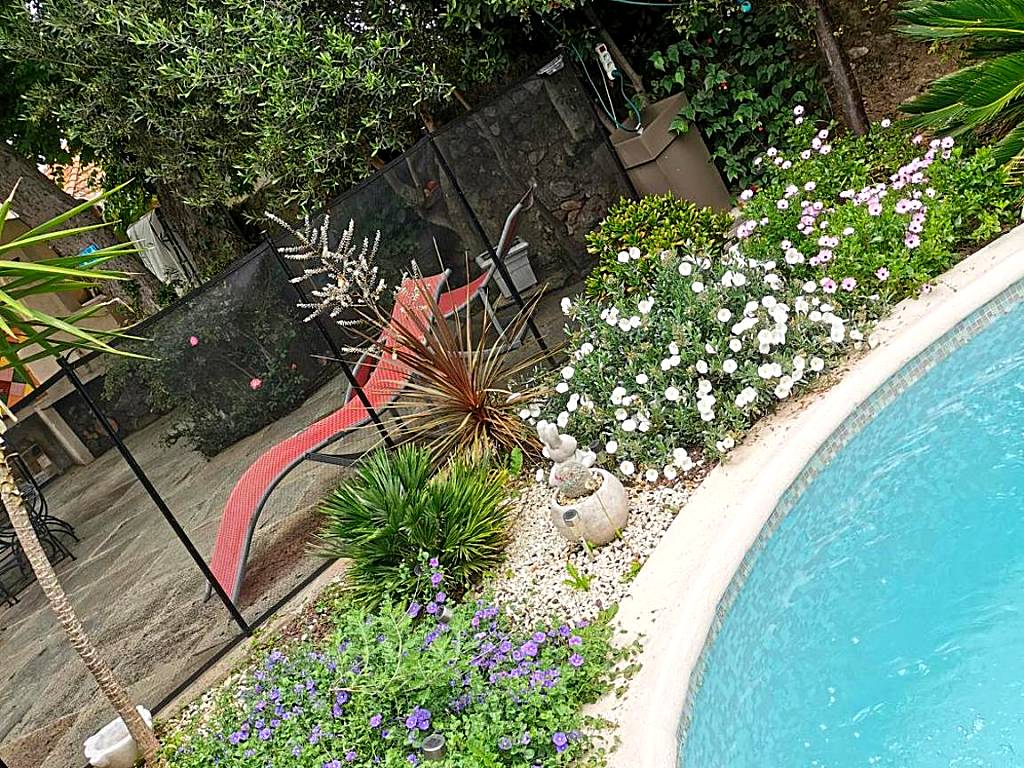 APPARTEMENT EN SOUS SOL DE VILLA avec accès jardin et piscine