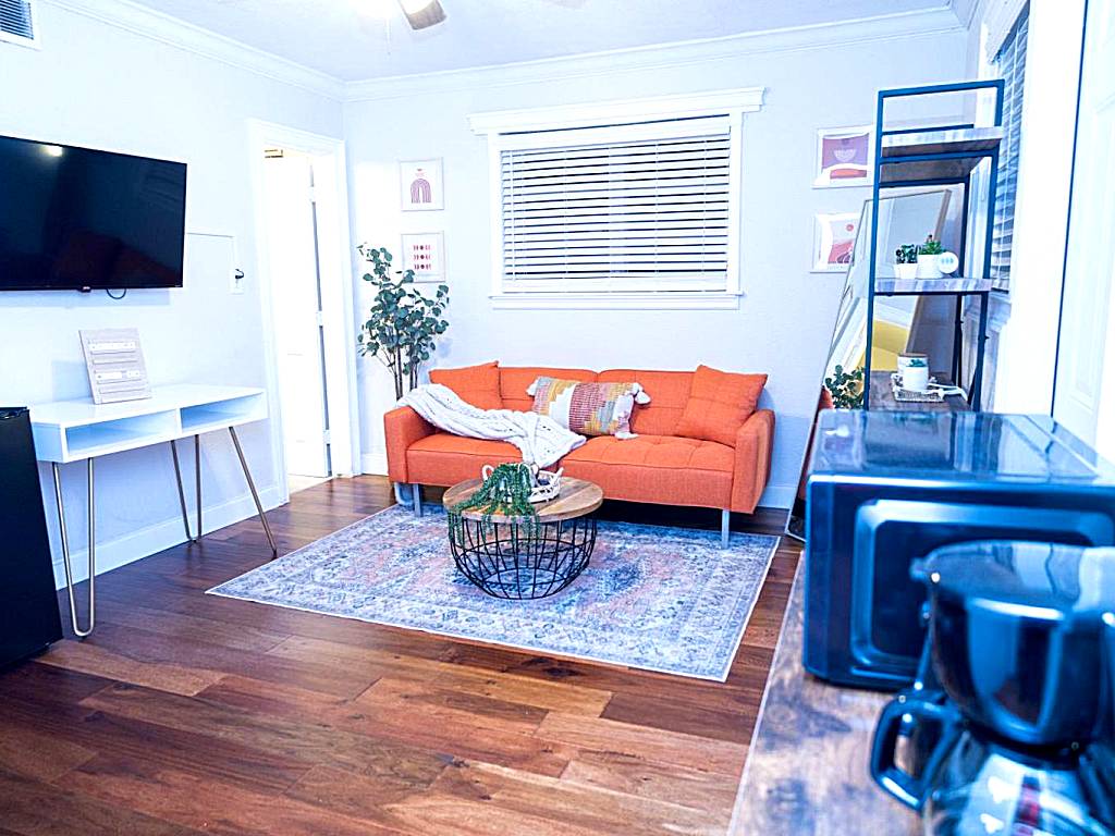 Cozy and Adorable 1 Bdr/1 BA