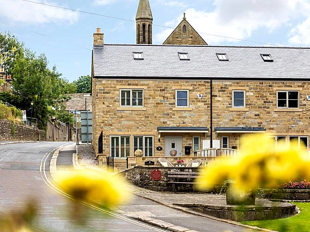 Hilltop Snug cosy family home in bustling town of Pateley Bridge in the Yorkshire Dales - Book the combination of rooms and bathrooms you need 1-4 Bedrooms