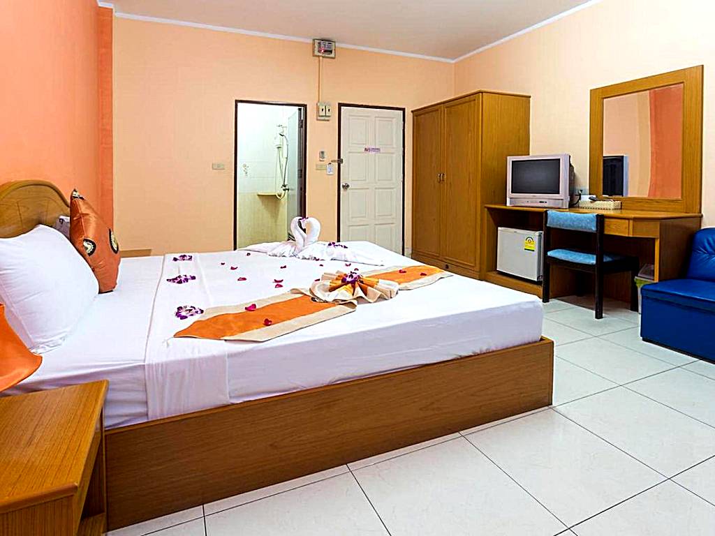 Room in Guest room - Guesthouse Restaurant Belvedere - Central Triple Room with Ac near the beach