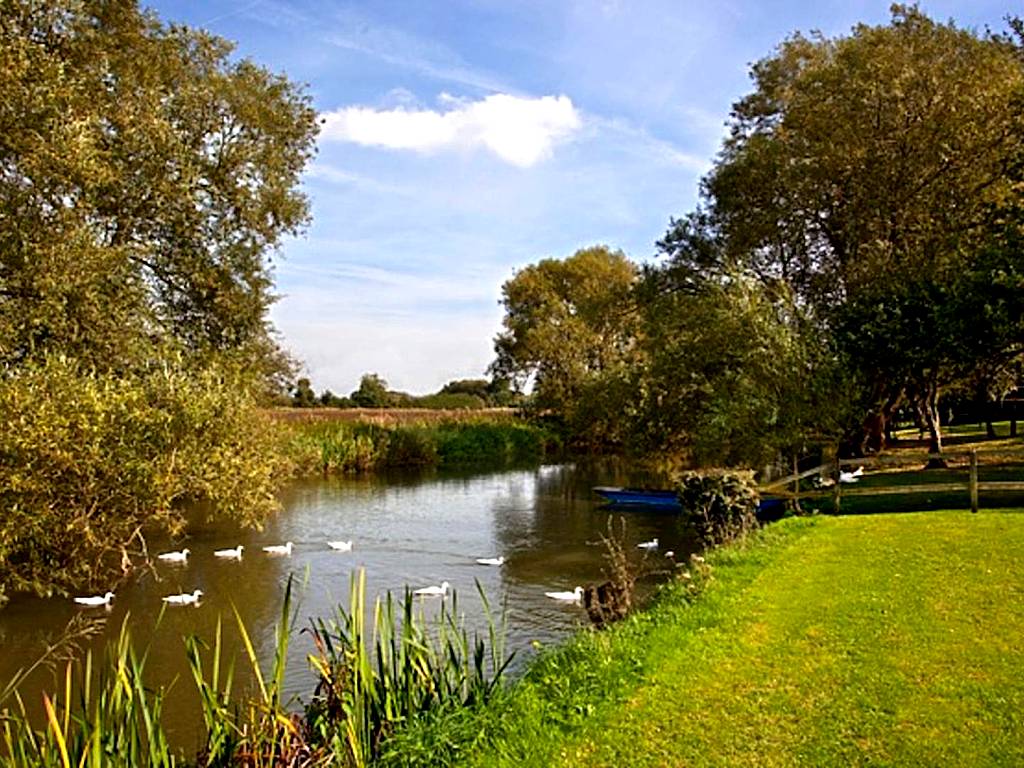 Cherbridge Lodges - Riverside lodges